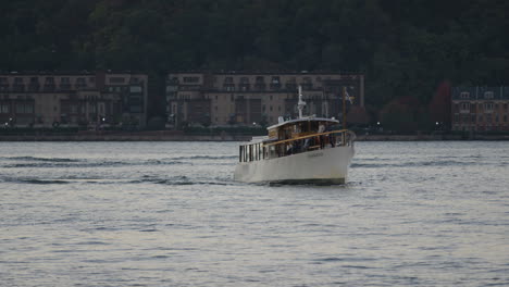 Vista-Del-Clásico-Yate-A-Motor-Manhattan-Girando-Sobre-El-Río-Hudson