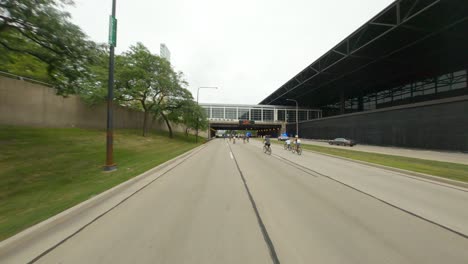 Chicagoer-Radfahrer-Fahren-Während-Der-Bike-The-Drive-2022-Auf-Der-Dusable-Lake-Shore-Drive-Richtung-Norden-über-Die-Fußgängerbrücke-McCormick-Place