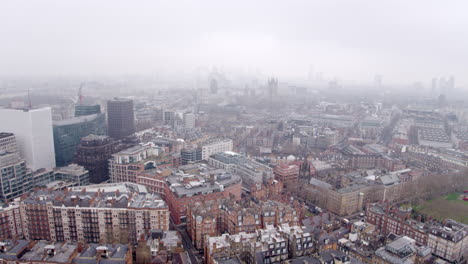 Esta-Toma-Muestra-Una-Vista-Panorámica-De-Londres-Con-Contornos-Claros-De-Los-Monumentos-Históricos-Más-Queridos,-Rodeados-De-Una-Atmósfera-Brumosa-Y-Misteriosa.