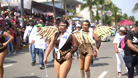 Gente-Feliz-Bailando-En-Carnaval