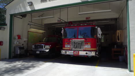 Dos-Camiones-De-Bomberos-En-El-Departamento-De-Bomberos-Del-País-De-Los-Ángeles.