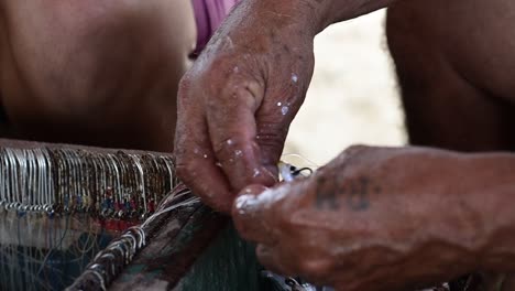 Nahaufnahme-Einer-Männlichen-Hand,-Die-Köder-An-Den-Haken-Im-Korb-Mit-Langleinen-Anbringt