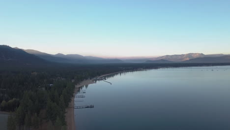 Luftaufnahmen-über-Lake-Tahoe-Bei-Sonnenaufgang