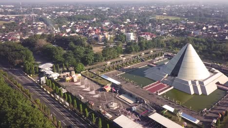 Vista-Aérea-Del-Monumento-A-La-Reconquista-De-Yogyakarta,-Un-Edificio-Histórico-En-Forma-De-Cono.