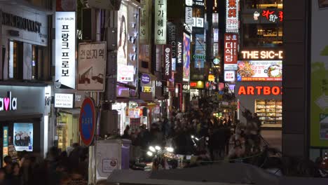 Nachtzeitraffer-Von-Menschen,-Die-Durch-Die-Straße-Im-Stadtteil-Myeongdong-In-Seoul-Gehen