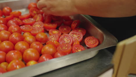 Manos-De-Mujer-Italiana-Cortando-Tomates