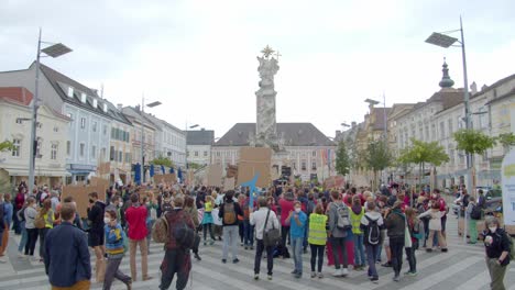 Huelga-Climática-Mundial-2021-En-La-Plaza-Principal-De-Linz-Con-La-Columna-De-La-Trinidad-En-Austria