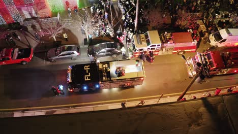 Vista-Aérea-De-Snata-Claus-Llegando-A-La-Iluminación-Del-árbol-De-Fort-Lee-En-Nueva-Jersey-En-Navidad