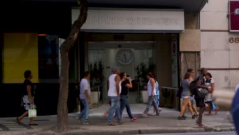 La-Gente-Camina-Frente-Al-Edificio-Brasil-Estados-Unidos-En-Copacabana,-Río-De-Janeiro.