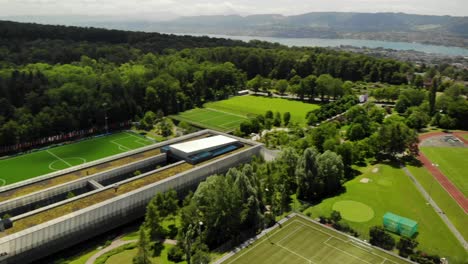 Panorámica-Aérea-Con-Drones-Sobre-La-Sede-De-Fútbol-De-La-FIFA-En-Zurich,-Suiza