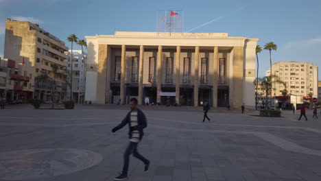 Gebäude-Aus-Der-Kolonialzeit,-Das-Als-Rathaus-Von-Meknes-Diente,-Vom-Hauptverwaltungsplatz-Aus-Gesehen