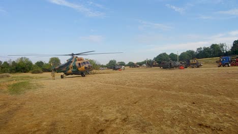 Drei-Hubschrauber-Im-Feld-Werden-Hochgefahren-Und-Bereiten-Sich-Auf-Den-Start-Vor