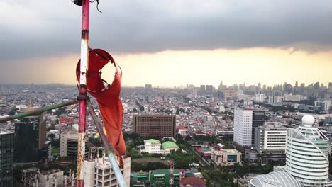 Toma-Estática-Del-Horizonte-De-La-Ciudad-De-Yakarta-Durante-La-Puesta-De-Sol.