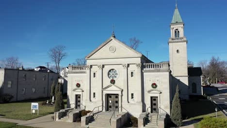 Typische-Amerikanische-Stadtkirche-Ein-Sonniger-Tag,-Luftaufnahme