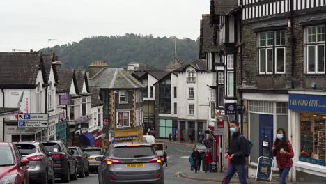 Autos,-Verkehr-Und-Fußgänger-Mit-Masken-In-Bowness-on-Windermere,-Einer-Stadt-Am-Lake-Windermere-Im-Lake-District,-England,-Während-Einer-Lockerung-Der-Covid-19-Regeln-Zur-Sozialen-Distanzierung