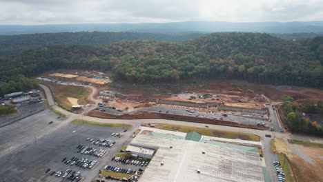 Vista-Aérea-Del-Dosel-De-Oak-Mountain-En-Construcción,-Frente-Al-Centro-Cívico-De-Pelham-Y-Ubicado-A-La-Sombra-De-Oak-Mountain.