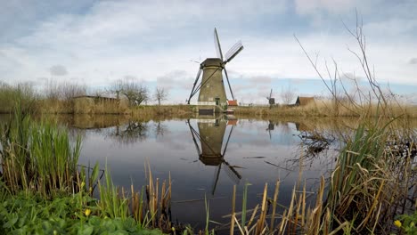 Holländische-Windmühle-In-Kinderdijk-Spiegelt-Sich-Im-Wasser