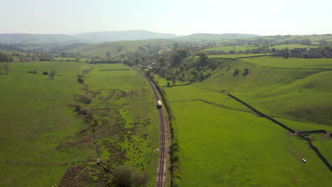 Sobrevuelo-Aéreo-De-Un-Tren-Autocar-Eléctrico-De-1903-A-Su-Paso-Por-Los-Valles-De-Yorkshire-En-Un-Día-Soleado-De-Verano.