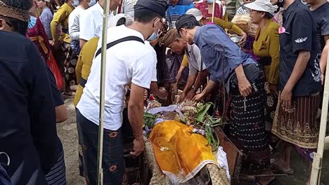 Tote-Leiche-Im-Sarg-Balinesische-Beerdigung-Einäscherung-Zeremonie-Traditionellen-Tempel-Letzten-Abschied-Bali-Indonesien