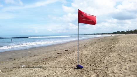 Natación-Prohibida-Bandera-Roja-En-La-Playa-De-Kuta-Bali-Asia-Con-Arena-Blanca-En-Medio-De-Restricciones-De-Viaje-Del-Virus-De-La-Corona-Covid-19