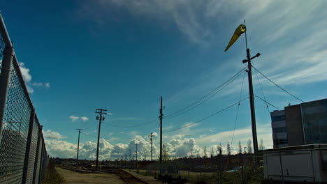 Nube-Sobre-La-Vía-Del-Tren-Lapso-De-Tiempo-Estación-De-Vancouver