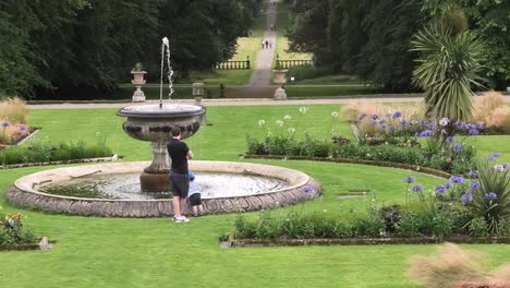 Vater-Und-Kleiner-Sohn-Schauen-Sich-Den-Brunnen-Im-Haddo-Garten-An