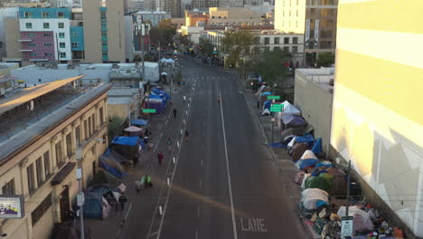 Drohnenaufnahme,-Die-Ein-Riesiges-Obdachlosenlager-In-Der-Skid-Row-Der-Innenstadt-Von-Los-Angeles-Zeigt