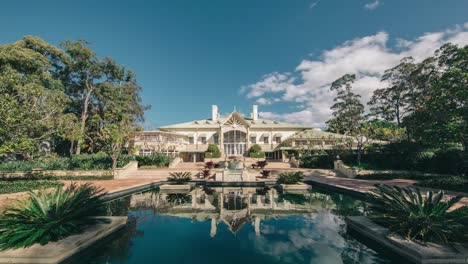 Blick-Auf-Wolken,-Die-über-Einem-Hotel-An-Der-Gold-Coast-Von-Australien-Ziehen