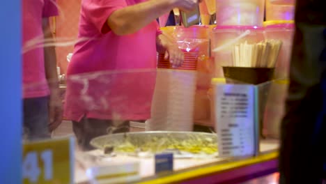 Eine-Dame-Kauft-Zuckerwatte-Auf-Einem-Jahrmarkt-In-Den-Niederlanden