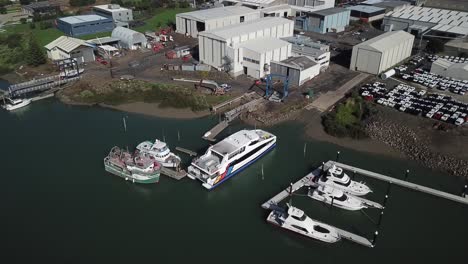 Retiro-Aéreo-De-4k-Desde-Una-Fábrica-De-Barcos-Junto-A-La-Marina-En-El-Este-De-Auckland