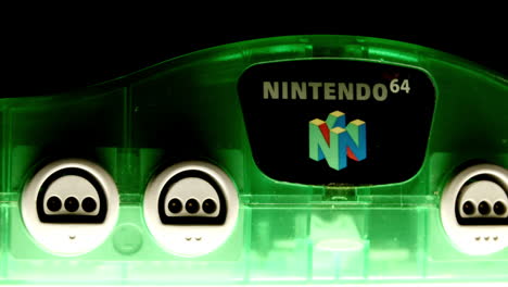 Frente-De-La-Consola-Nintendo-64-Verde-Deslizada-Hacia-La-Derecha