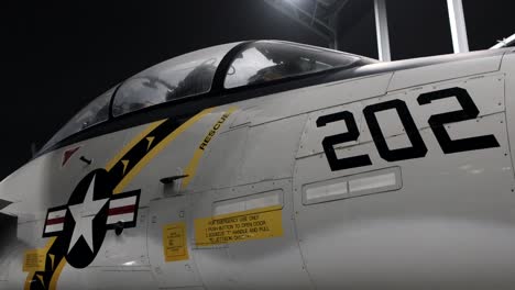 Die-Grumman-F-14-Tomcat-Ist-Ein-Amerikanisches-Überschall-Kampfflugzeug-Mit-Zwei-Triebwerken,-Zwei-Sitzen,-Zwei-Leitwerken-Und-Verstellbaren-Flügeln.