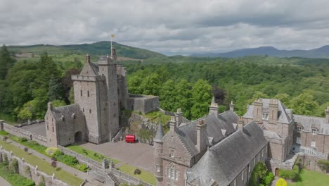 Aufschlussreiche-Aufnahme-Von-Drummond-Castle-An-Einem-Warmen,-Sonnigen-Tag