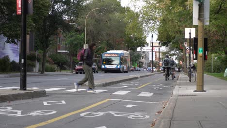 Ein-Fahrradweg-In-Montreal-Während-Der-Hauptverkehrszeit