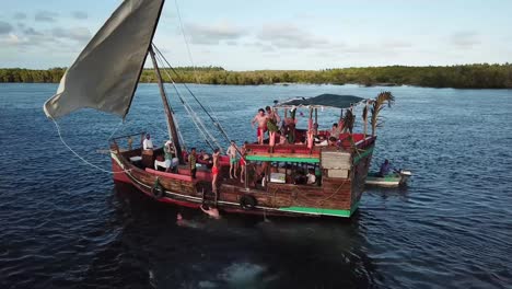 Menschen-Springen-Von-Segelboot-An-Der-Küste-Von-Watamu