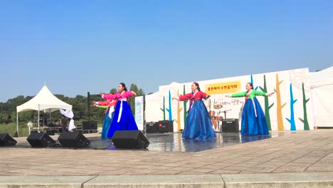 Women-in-traditional-costume,-hanbok,-perform-dance-at-Olympic-Park,-Oryun-dong,-Songpa-gu,-Seoul,-South-Korea