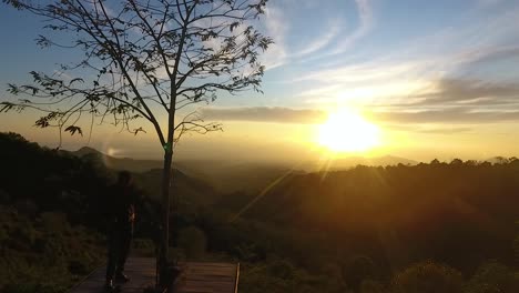 Silhouette-Eines-Mannes,-Der-Geige-Spielt,-Vor-Dem-Majestätischen-Sonnenaufgang-Auf-Sumbawa,-Indonesien