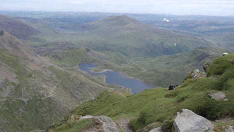 Vista-Desde-La-Cima-Del-Monte-Snowdon,-El-Parque-Nacional-De-Snowdonia,-Gales