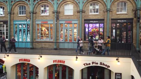 Covent-Garden-En-Londres,-Que-Muestra-A-La-Gente-Comiendo-En-Restaurantes-Y-Comprando-En-Boutiques