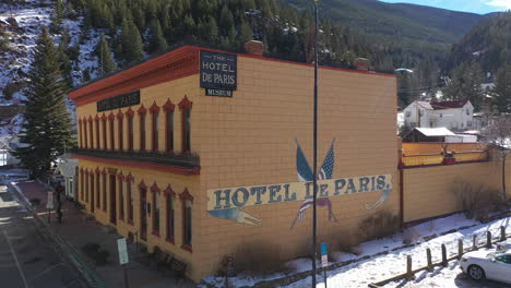 Aerial-rotating-shot-of-Hotel-de-Paris-city-hall-in-Utah,-Western-United-States-on-sunny-day