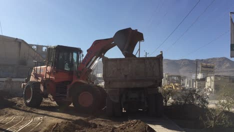 Máquina-Pesada-Quitando-Escombros-De-La-Calle-Después-Del-Edificio.