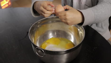 Niños-Haciendo-Un-Pastel-En-Casa,-Enfoque-Suave