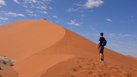 Sesriem,-20.-Dezember-2018:-Mann-In-Der-Düne-Im-Namib-Naukluft-Nationalpark,-Namibia