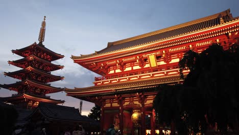 Timelapse-De-Panorámica-4k-Uhd-Por-La-Noche,-Templo-Del-Santuario-Sintoísta-De-Asakusa-Senso-ji,-Una-Famosa-Atracción-Turística-En-Japón,-Tokio