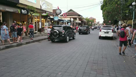 Passanten-Und-Autos-Und-Motorräder-Fahren-Auf-Einer-Belebten-Straße-Vorbei