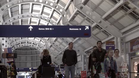 Menschenmassen-Schlendern-Am-26.-Dezember,-Einem-Der-Geschäftigsten-Tage,-Durch-Ein-Terminal-Am-O&#39;Hare-International-Airport-In-Chicago