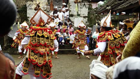 Balinesische-Traditionelle-Zeremonie-Im-Dorf-In-Der-Nähe-Von-Ubud,-Indonesien