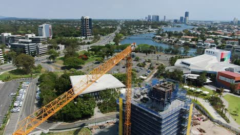 Sitio-De-Construcción-De-La-Galería-Hota,-Vista-Aérea-De-Crane-Y-Surfers-Paradise,-Día-De-Verano