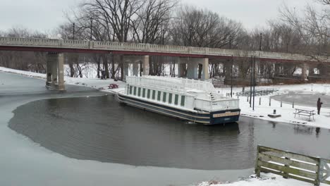 Touristenboot-„Freiwillige“-Im-Zugefrorenen-Fluss-Während-Der-Kalten-Wintersaison