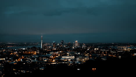 a-night-timelapse-in-Auckland,-New-Zealand